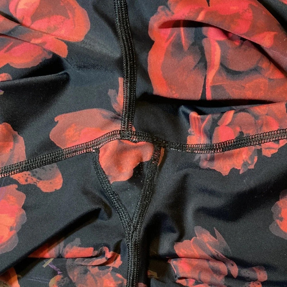 Victoria’s Secret Sport Leggings black and red roses M - Picture 14 of 14